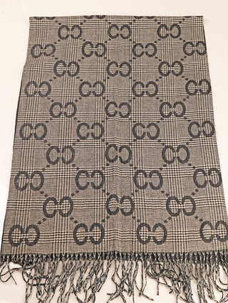 OFF#DLY Schal CC black, ein rechteckiger Schal mit grauem/schwarzem Glencheck-Muster und wiederholtem Doppel-G-Motiv, aus 60% Viskose, 30% Wolle, 10% Kaschmir, mit gedrehten Fransen am Rand.