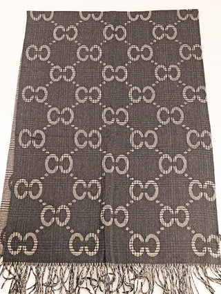 OFF#DLY Schal CC black: Dunkelgrauer Schal mit geometrischem Doppelkreis-Muster, gefertigt aus Viskose, Wolle und Kaschmir, mit langen Fransen an der Unterkante. Ideal für vielseitige, stilvolle Akzente.