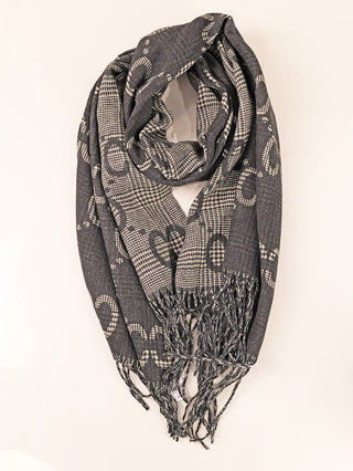 Dunkelgrauer OFF#DLY Schal CC black mit Cashmereanteil, zeigt ein helles Hahnentritt- und Herzmuster, geknoteter Fransensaum unten. Größe: 180x70 cm. Material: 60% Viskose, 30% Wolle, 10% Cashmere.
