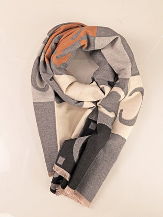 OFF#DLY Schal C.C. grau/beige, ein farblich abgestimmter Wollschal mit grauen, cremefarbenen, schwarzen und rostbraunen Paneelen, locker drapiert mit kurzen Fransen an den Enden. Maße: 180x70 cm.