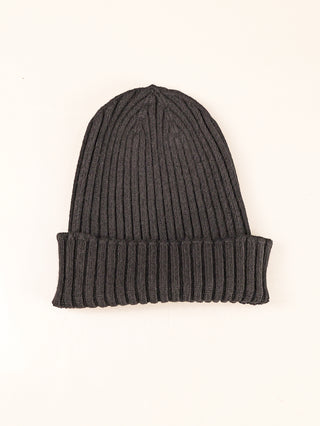 OFF#DLY Mütze Anna black, eine gerippte Strickmütze mit umgeschlagenem Rand, aus einem Viskose-Polyester-Polyamid-Mix, zeigt breite vertikale Rippen von der Krone bis zum Bündchen.