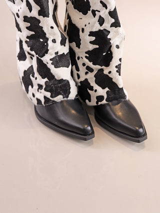 OFF#DLY Cow Boot black/white: Spitzer Stiefel mit schwarzem Lederfuß und schwarz-weißem Kuhfellmuster am Schaft, seitlicher Reißverschluss für einfaches Anziehen. Schafthöhe 22 cm, Absatz 8 cm.