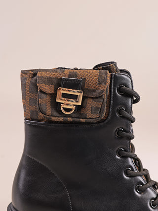 Der OFF#DLY Boot Zita black zeigt einen schwarzen Lederstiefel mit umgeklappter Manschette, braun-schwarzem Musterstoff und goldfarbener Schnalle. Runde Schnürsenkel verlaufen durch Metallösen.