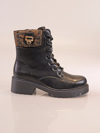 OFF#DLY Boot Zita black, ein schwarzer Ankle Boot im Combat-Stil mit dicker Profilsohle, vorderer Schnürung, umklappbarem Manschette mit braunem Muster und goldener Schnalle, ideal für urbanes Styling.