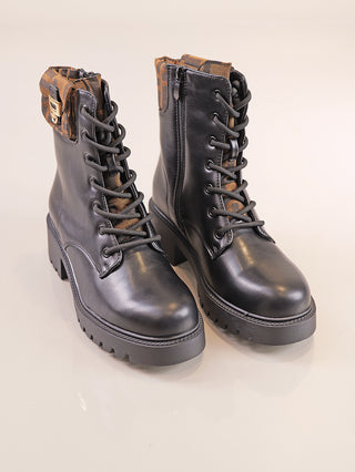 OFF#DLY Boot Zita black: Schwarze Combat-Stiefel mit Schnürung, seitlichem Reißverschluss, klobiger Gummisohle und umgeklapptem braunem Stoffbund. 17 cm Schafthöhe, passen größer, Materialmix aus Polyester und Polyurethan.