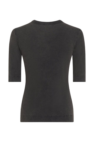 Rückansicht des Penn & Ink Tee black, ein eng anliegendes, ribgestricktes Oberteil mit Rundhalsausschnitt und halblangen Ärmeln, das die Taille betont und eine moderne, schlanke Silhouette bietet.