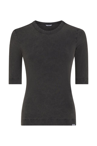 Penn & Ink Tee black, ein körpernah geschnittenes, geripptes T-Shirt mit Rundhalsausschnitt und halblangen Ärmeln, präsentiert sich in einem minimalistischen Design und bietet hohen Tragekomfort und Bewegungsfreiheit.