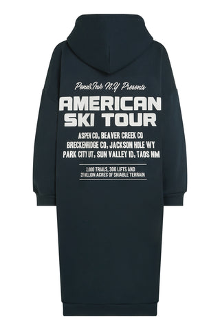 Penn & Ink Long Hoody black/ecru: Langer, schwarzer Kapuzenpullover mit weißem American Ski Tour-Rückendruck, inklusive berühmter US-Skiorte. Oversize-Stil, vorne dezenter Print, weiche Baumwoll-Polyester-Mischung.