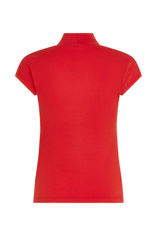 Rückansicht des Penn & Ink Top red, ein figurbetontes, kurzärmeliges Oberteil mit Stehkragen aus geripptem Stoff, das minimalistisches Design mit elegantem Touch vereint.