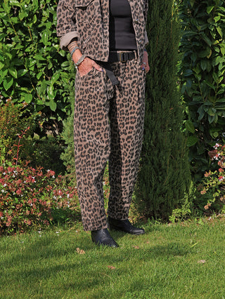 Person trägt OFF#DLY Pant Viola leo/taupe, eine weit geschnittene Cordhose im Leopardenmuster, kombiniert mit schwarzem Gürtel und Stiefeletten. Ideal für lässige City-Looks und Komfort.