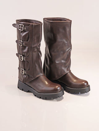 OFF-DLY Biker Boot dark Brown, hohe dunkle Lederstiefel mit klobigen schwarzen Sohlen, eine Seite glatt, die andere mit vier silbernen Schnallen, verdeckter seitlicher Reißverschluss.