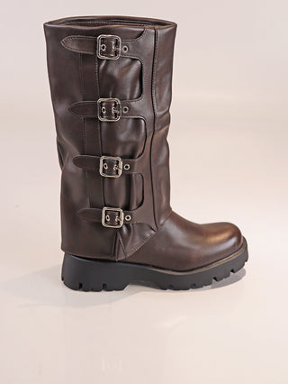 OFF-DLY Biker Boot dark Brown, hoher Stiefel mit vier silbernen Schnallen und verdecktem Reißverschluss, auf chunky schwarzer Lug-Sohle, aus Polyurethan, seitlich fotografiert vor hellem Hintergrund.