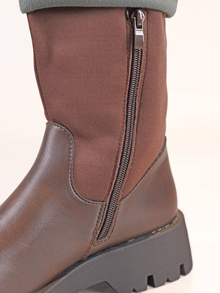 Nahaufnahme des OFF-DLY Biker Boot dark Brown mit braunem Lederfuß und dehnbarem Schaft, seitlichem Metallreißverschluss, 2 cm Plateau und 5 cm Absatz auf robuster, profilierter Gummisohle.