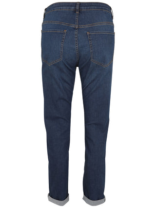 Doris Streich Hose Denimblau zeigt Slim-Fit blaue Jeans von hinten mit Gesäßtaschen, Gürtelschlaufen und leicht hochgekrempelten Beinen, verziert mit transparentem Strass und Vintage-Löchern für eine schlanke Silhouette.