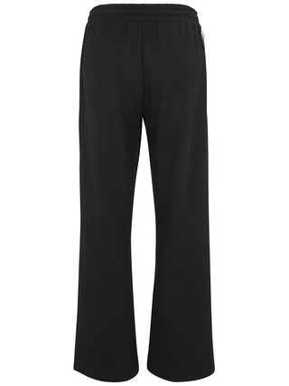 Doris Streich Relax Hose schwarz/weiß zeigt eine weite, elastische Hose mit zwei diagonalen Streifenbändern, Tunnelzug und Eingriffstaschen, gefertigt aus weichem Sweatstoff mit Cupro-Touch für höchsten Tragekomfort.