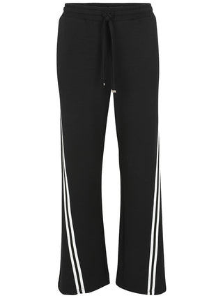 Doris Streich Relax Hose schwarz/weiß: Schwarze Sweathose mit elastischem Tunnelzugbund, zwei weißen Streifen pro Bein von Hüfte bis Knöchel, weitem Schnitt und zwei Eingriffstaschen für optimalen Tragekomfort.