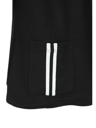 Doris Streich Blazer 106115 schwarz/weiß, Nahaufnahme zeigt den Hoodie aus elastischer Sweatware mit zwei vertikalen weißen Streifen auf der Fronttasche und dekorativen Ösen mit Bändern.