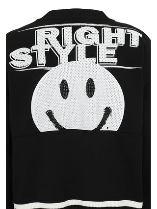 Doris Streich Jacke 147150 schwarz/weiß, Rückansicht mit großem weißen Smiley-Print und RIGHT STYLE Schriftzug, verziert mit Strasssteinen, und gestreiftem Ripp-Bündchen am Saum.