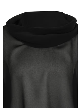 Doris Streich Blusenshirt 250530 black, ein edles, halbtransparentes Oberteil aus schwarzem Chiffon, zeigt einen drapierten, lässigen Rollkragen und weiche Stofffalten für einen eleganten Look.