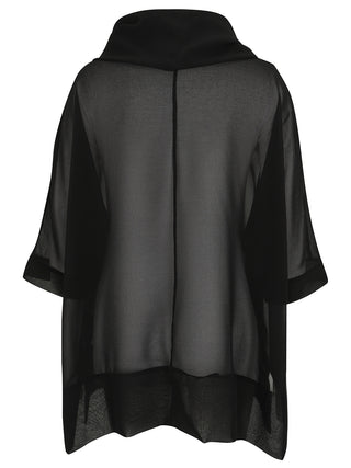 Doris Streich Blusenshirt 250530 black: Rückansicht eines locker sitzenden, halbtransparenten schwarzen Kapuzenoberteils aus Chiffon, mit ellbogenlangen Ärmeln, drapiertem Schnitt und verlängerter Rückenpartie.