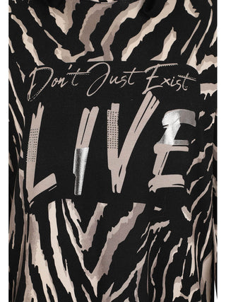 Doris Streich Shirt 363176 Taupe mit auffälligem Zebra-Print und Slogan Don't Just Exist - LIVE in silbernem Glanz, verziert mit studs. Hergestellt aus elastischer Sweatware mit breiter Hoodie-Kordel.