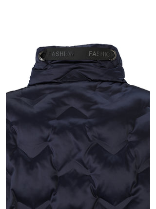 Doris Streich Jacke 131189 dunkelblau, Rückansicht zeigt dunkles, gestepptes Muster mit hohem Kragen und FASHION-Riemen. Sichtbar sind die V-förmigen Steppungen und der dekorative 3D-Prägemuster.