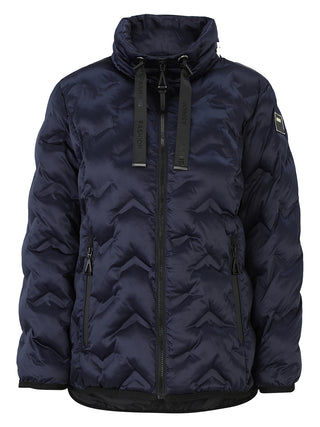 Doris Streich Jacke 131189 dunkelblau: Navy-blauer, gesteppter Puffer mit hohem Kragen, Kordeln, durchgehendem Reißverschluss, zwei Reißverschlusstaschen und Ärmelabzeichen. Form: High-Low, verlängerte Rückenpartie.