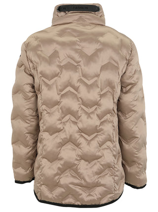 Doris Streich Jacke 131189 bast zeigt eine Rückansicht der wattierten Outdoor-Jacke mit Chevron-Steppung, hohem Stehkragen mit FASHION-Schriftzug, schwarzem Saum an Ärmeln und Bund, High-Low-Design.