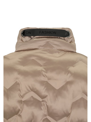 Nahaufnahme der Rückseite der Doris Streich Jacke 131189 bast mit Chevron-Quiltmuster und schwarzem Riemen am Kragen, der durch Metallösen gefädelt ist und FASHION zeigt.