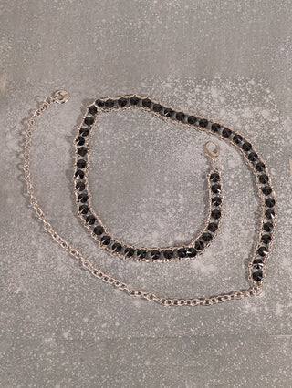 OFF#DLY Kettengürtel silver/black zeigt eine silberfarbene Kette mit kleinen, facettierten schwarzen Steinen, verstellbar mit Karabinerverschluss und Kettenerweiterung, ideal als Halskette oder dekorativer Gürtel.