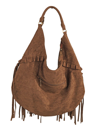 OFF#DLY Boho Bag khaki: Eine einriemige, lässige Hobo-Tasche aus braunem Wildleder-Look mit Frontreißverschlusstasche, Rüschendetails am oberen Rand und langen Fransen am Boden. Größe: ca. 46x30 cm.
