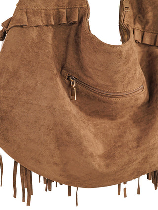 OFF#DLY Boho Bag khaki mit geschwungenem, lässigem Design, Fransen am Boden und vorderer Reißverschlusstasche. Maße: 46x30 cm, Material: Polyurethan. Ideal für einen entspannten, modischen Look.