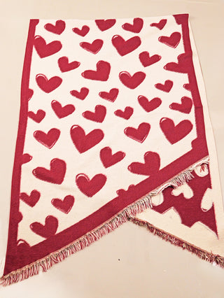 OFF#DLY Schal Heart bordeaux zeigt ein weißes, mit roten Herzen verziertes Muster, roten Rand und Fransen. Eine Ecke ist umgeschlagen, das Herzmotiv erscheint in umgekehrten Farben.