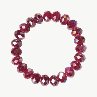 Flaches Kristallperlen Armband dark pink 222: Ein elastisches Armband aus facettierten, dunkelroten Glasrondellen, die im Licht subtil funkeln. Perfekt für einen eleganten, funkelnden Akzent am Handgelenk.