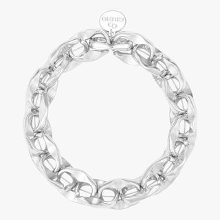 Elastisches Armband silber mit chunky, organisch geformter Silberkette und verschlungenen Gliedern. Am Verschluss befindet sich ein kleines rundes Tag mit der Gravur „GIUNO“.