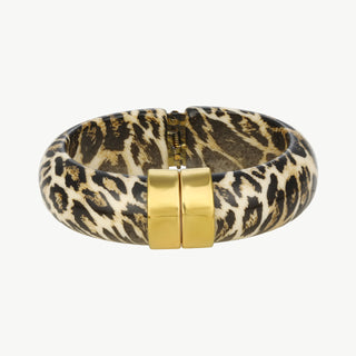 Acryl Armband rund Leo: Breites, steifes Armband mit Leopardenmuster, aus Acryl und Edelstahl gefertigt, 14K vergoldet. Es hat einen goldfarbenen Magnetverschluss vorne und ist in Einheitsgröße erhältlich.