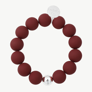 Elastisches Kugelarmand bordeaux 27: Matte, große burgunderrote Acrylperlen, ein silberner Kugel- und Markenanhänger. Freie Größe, kombiniert Eleganz und Komfort.