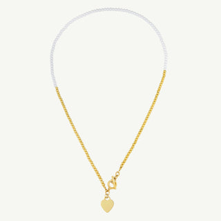 Edelstahl Perlenkette Herz white/gold: Eine Halskette mit weißen, perlenartigen und goldfarbenen Perlen, einem goldenen Knebelverschluss und einem glatten Herzanhänger aus Edelstahl.
