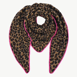 Dreieckstuch mit Leo Muster leo/pink: Ein weiches, dreieckiges Tuch aus Viskose mit braun-schwarzem Leopardenmuster und pinkem Overlock-Stich an den Rändern, Größe 90 x 190 cm.