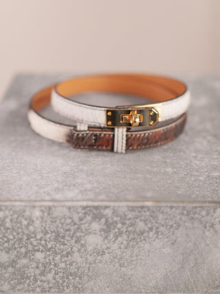 Der OFF#DLY Ledergürtel Fell braun zeigt einen doppelgewickelten Lederriemen mit braunem Haarstruktur-Effekt und goldfarbener Drehverschluss-Schließe, ideal für stilvolle Anpassungen bis Größe 42.