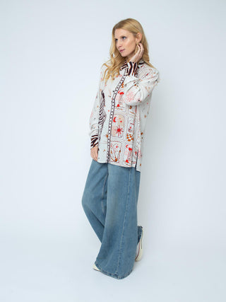 Emily Bluse 157202 sand/red/zebra: Locker sitzende, gemusterte Hemdbluse mit durchgehender Knopfleiste, grafischen Motiven und Zebramuster an Kragen und Manschetten, getragen von einer schlanken Frau in lässiger Pose.