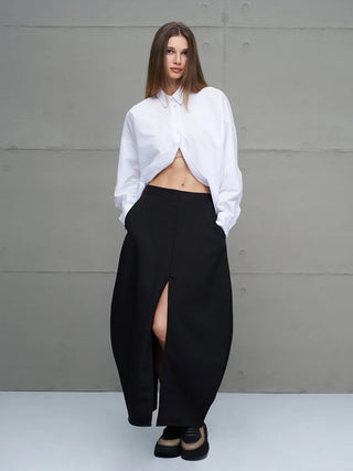 Frau trägt #VDR Shirt 18231 white, oversized, mit vorderer Knopfleiste und elastischem Saum. Der Slogan Not Perfect But Myself ist auf der Rückseite sichtbar. Shirt kombiniert mit schwarzem Rock.