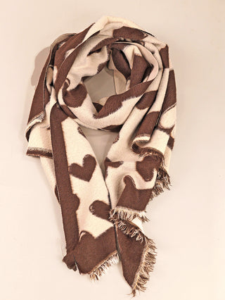 OFF#DLY Schal Heart braun zeigt weiche, kurze Fransen an den Enden und große Herzformen auf cremefarbenem Stoff, perfekt ausgebreitet für eine elegante Präsentation.
