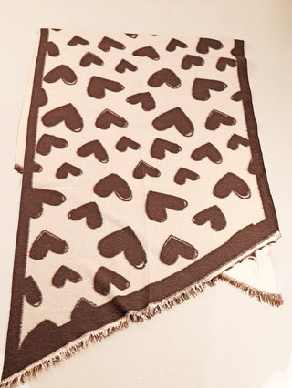 OFF#DLY Schal Heart braun, ein zweifarbiger, gewebter Schal mit Herzmotiven. Beige mit schokoladenbraunem Rand und kurzen Fransen. Maße: 180x65 cm, aus 70% Acryl, 30% Viskose.
