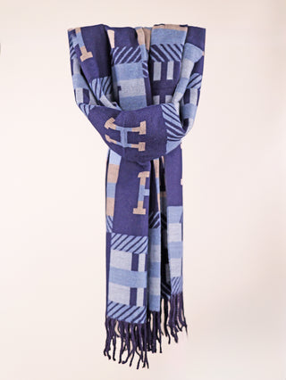 Langer, gewebter OFF#DLY Schal H blue mit geometrischem Muster aus Blau-Tönen und Fransen. Maße: 180x65 cm, Material: 100% Viskose.