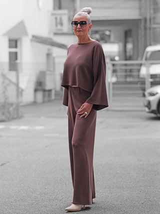 Ältere Frau trägt BSB Hose 212019 chokolate, eine schoko-braune, weit geschnittene Hose mit elastischem Bund, aus fließendem Stoff, kombiniert mit passendem Oberteil.