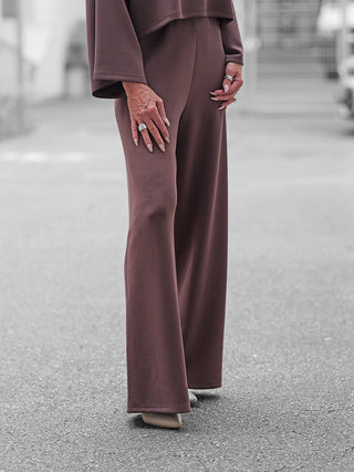 BSB Hose 212019 chokolate: Weite Schoko-braune Hose mit fließendem Stoff und elastischem Bund, kombiniert mit nude-farbenen Schuhen, verleiht einen modernen, eleganten Streetstyle-Look.