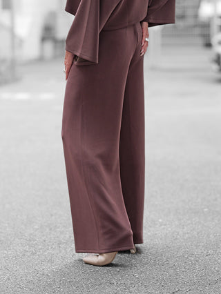 BSB Hose 212019 chokolate: Weite, fließende Schoko-Braune Hose mit elastischem Bund, kombiniert mit spitz zulaufenden, nude-beigen Absätzen, verleihen eine elegante Ausstrahlung. Perfekt für stilvolle und komfortable Outfits.