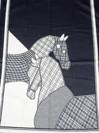 OFF#DLY Schal Horse black: Ein schwarz-weißes Textil mit stilisierten Pferdeillustrationen in Patchwork-Muster, aus Viskose und Wolle. Größe 180x65 cm.