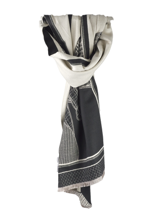 Der OFF#DLY Schal Horse black zeigt einen langen, drapierten Schal mit gewebten Mustern und kurzen Fransen, sichtbar in Falten und bedruckten Rändern. Maße: 180x65 cm. Material: 80% Viskose, 20% Wolle.